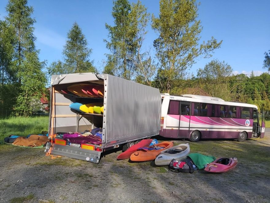 Oddílový autobus bude znát z různých akcí mnoho vodáků