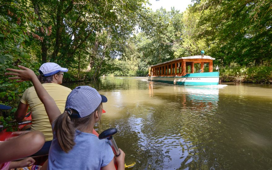 V zámeckém parku se potkáte i s výletními loděmi