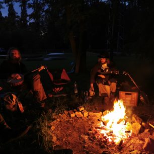 večerní oheň na dřevolodním sympóziu