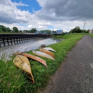 Dřevěné lodě odložené u zdymadla v Čelákovicích