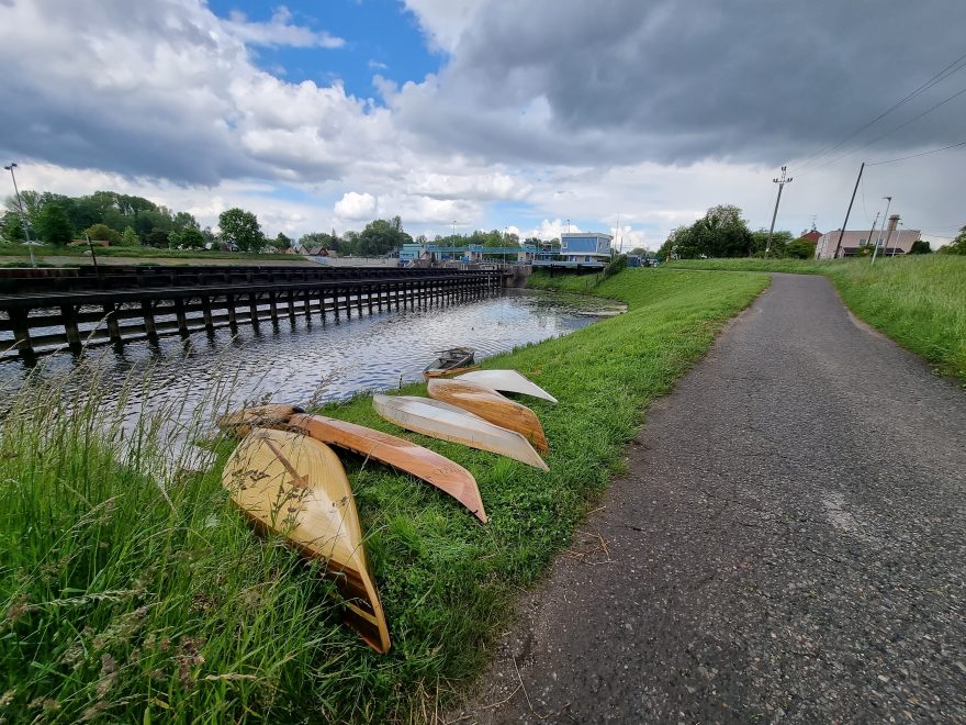 Dřevěné lodě odložené u zdymadla v Čelákovicích