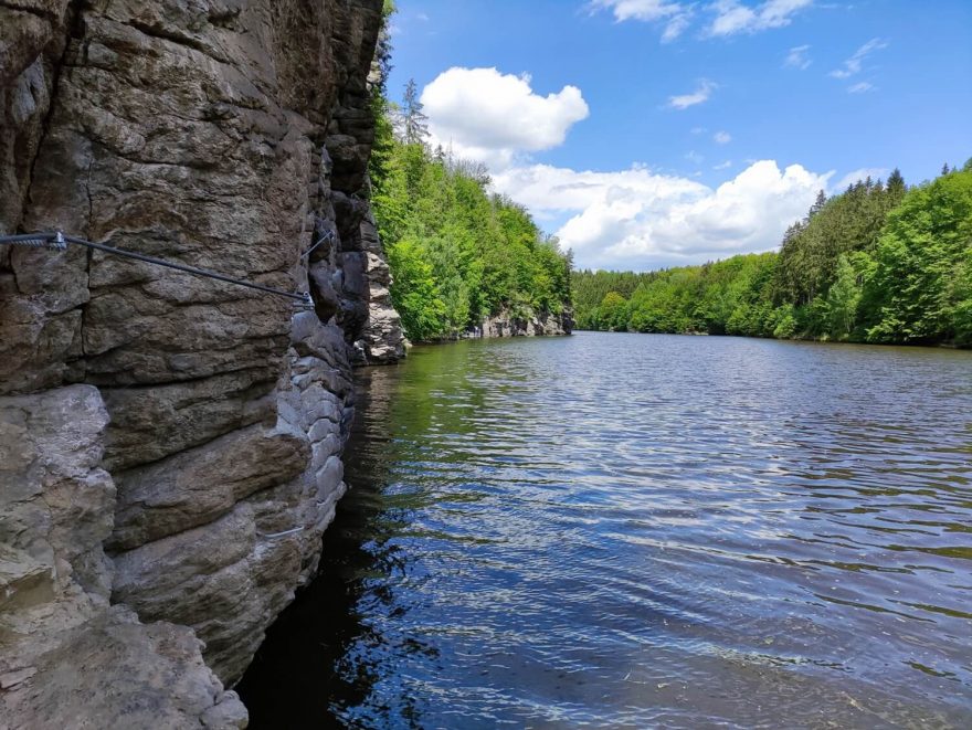 Ferata u Hluboké nad Vltavou vede celou dobu nad hladinou řeky