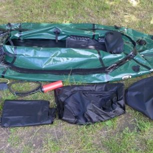 Komplet vybalený packraft. Samotná loď, špricka, nafukovací loďák, dva cargo loďáky, záplaty a mazání, přídavná ploutev. Já měl navíc ještě pumpičku.