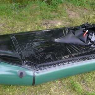 Packraft i s nasazenou špricdekou