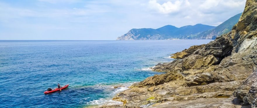 Pobřeží v Národním parku Cinque Terre. Národní park okolo pěti historických rybářských vesnic byl vyhlášen v roce 1999 a rozkládá se na území 38,6 km2