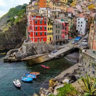 Starobylá rybářská vesnice Riomaggiore, první z Cinque Terre, “Pěti vesnic”, které jsou od roku 1997 součástí historického dědictví UNESCO