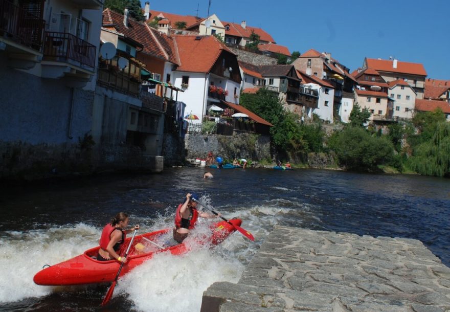 Skvělá spolupráce háčka a kormidelníka při průskoku mezi válcem a zdí šlajsny