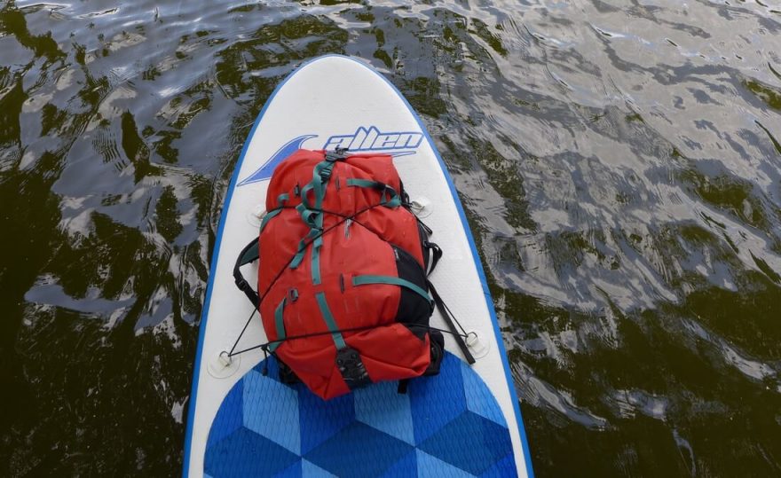 Parádně se Atrack hodí taky na paddleboard. Kdo by ho nechtěl vézt na palubě, dá si ho na záda. Jen se hůř pádluje na delší vzdálenosti.