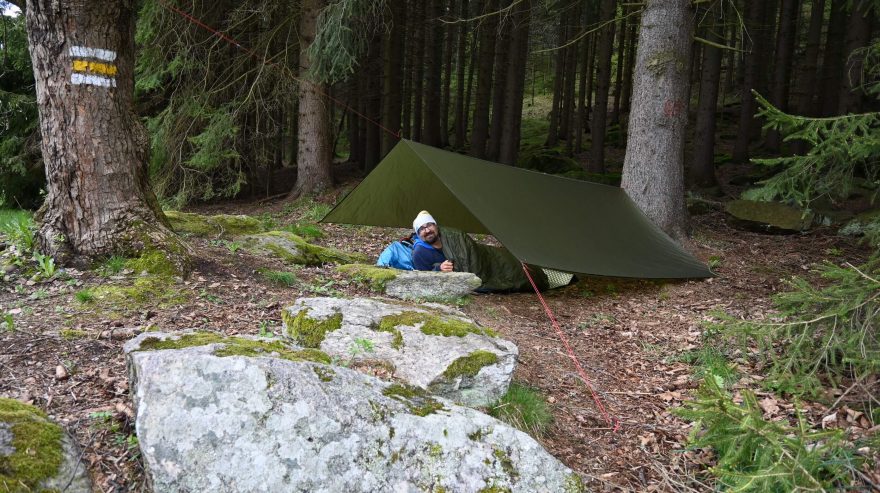 Pod Shelter Tarp by se vešli až tři lidé, pro jednoho je místa habaděj