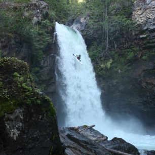 První velký vodopád. Sutherland Falls v Britské Kolumbii