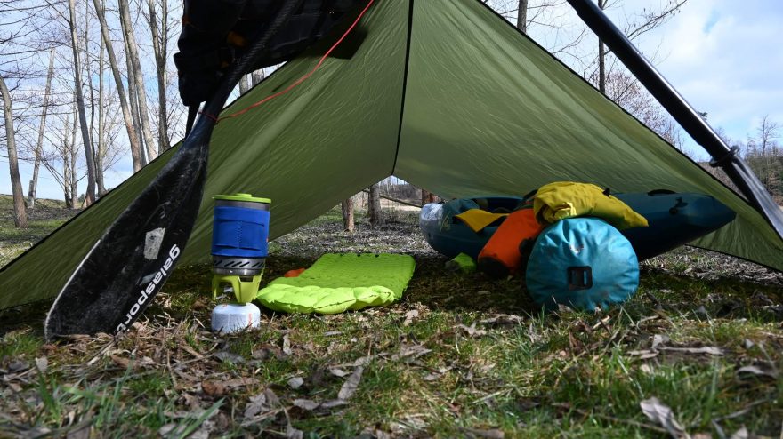 Shelter Tarp poskytne pro jednoho člověka bohaté zázemí