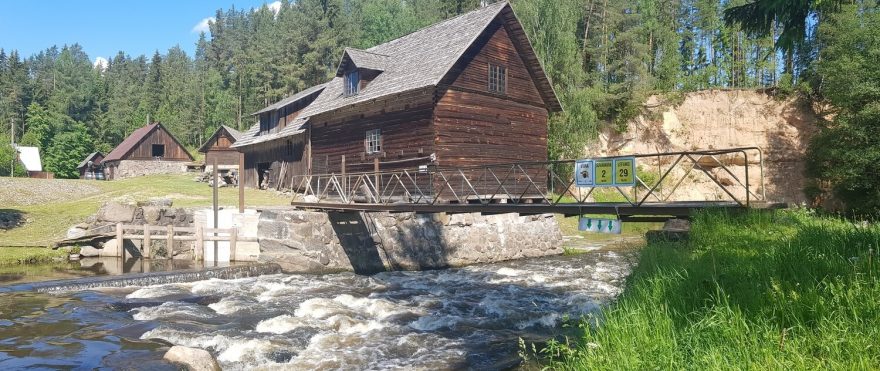 Tady řeka vstupuje do pískovcových skal.