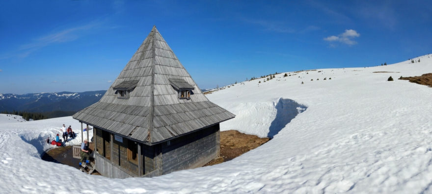 Okolí útulny Lucăciasa je kompletně pod sněhem