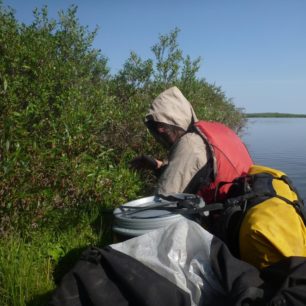 Po 300 km podél pobřeží Arktického oceánu jsme vpluli do vnitrozemských jezer plných moskytů. Zde jsme jen kousek od Tuktoyaktuku.