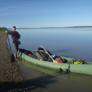 Delta Mackenzie river a poslední den v luxusu naprostého bezvětří. V takovém počasí jsou muži severu neporazitelní.