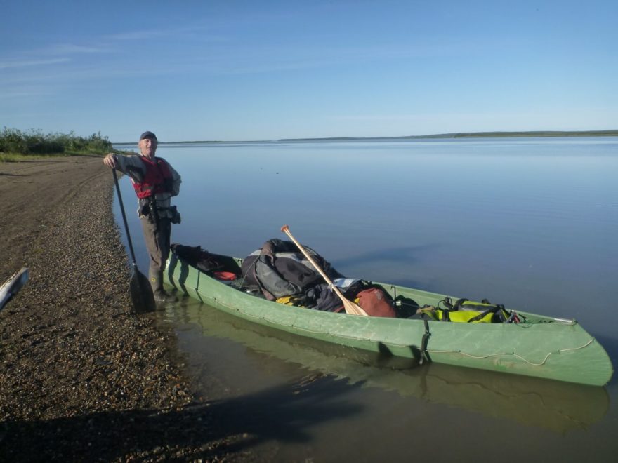 Delta Mackenzie river a poslední den v luxusu naprostého bezvětří. V takovém počasí jsou muži severu neporazitelní.