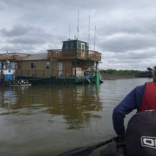 V Inuviku, cíli naší cesty, se dá velmi dobře žít i na takovém hausbótu.