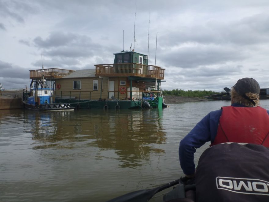 V Inuviku, cíli naší cesty, se dá velmi dobře žít i na takovém hausbótu.