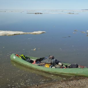 První tři bezvětrné dny slunečného počasí u Arktického oceánu nám umožnily upádlovat 120 km kličkováním mezi krami roztodivných tvarů.