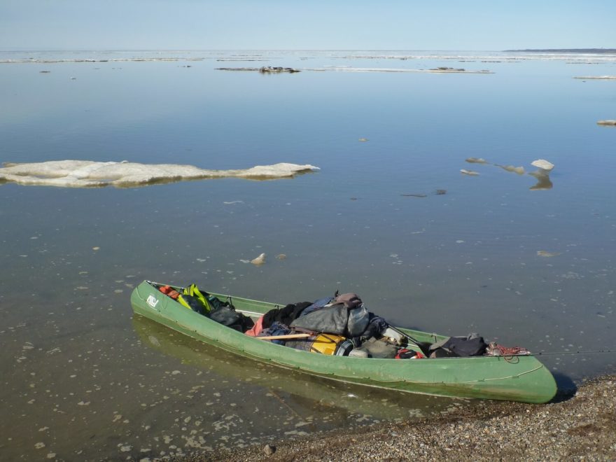 První tři bezvětrné dny slunečného počasí u Arktického oceánu nám umožnily upádlovat 120 km kličkováním mezi krami roztodivných tvarů.