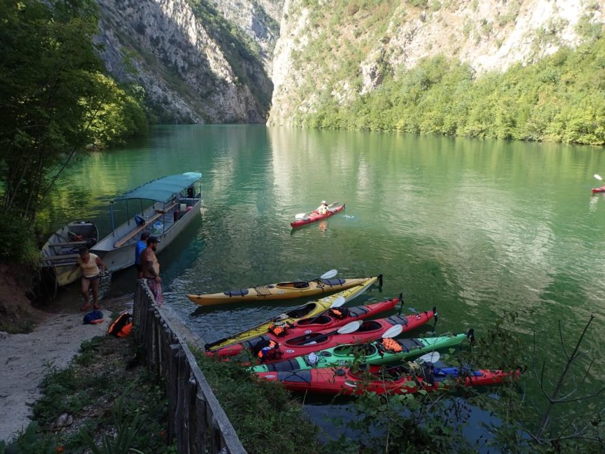 Jedna ze zastávek v občerstvovně. Je jasné, že bez rakije to nepůjde.