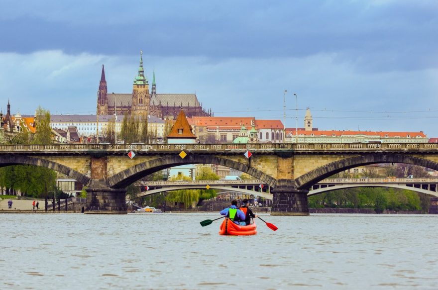 Část cesty přes Prahu můžete zdolat na lodi