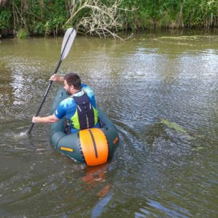 Packraft na vodě, pohled zezadu.