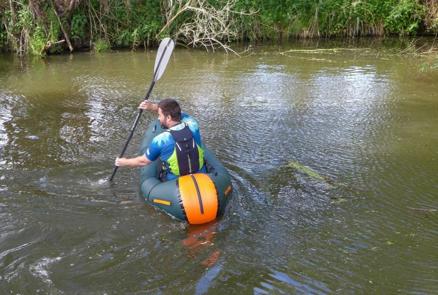 Packraft na vodě, pohled zezadu.