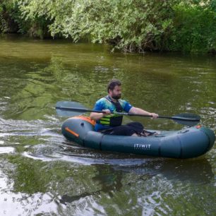 Není to žádný rychlík, ale na turistické pádlování to stačí.