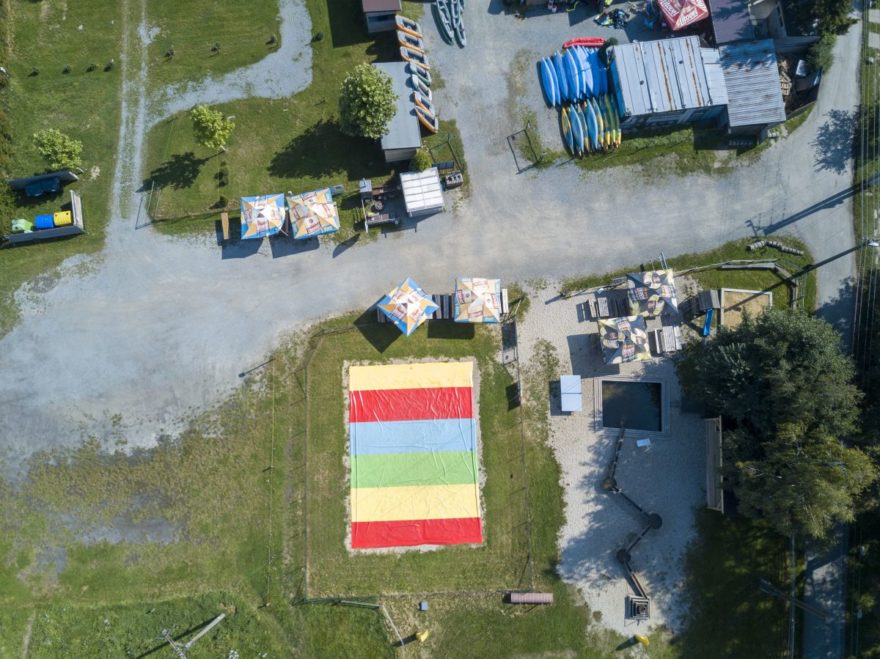 Letecký pohled na nafukovací trampolínu a malý vodní svět.