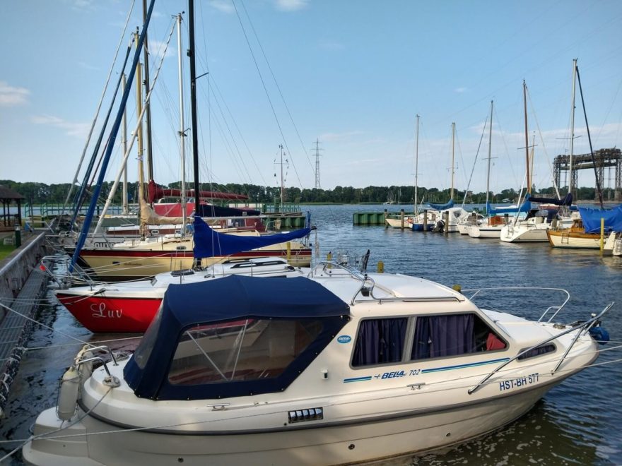 Vodní turistika po německu u Wasserwanderrastplatzu v Kampu.