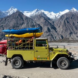 Začátek náročné cesty na řeku Braldu, kterou jsme celou absolvovali v historické Toyotě Land Cruiser.