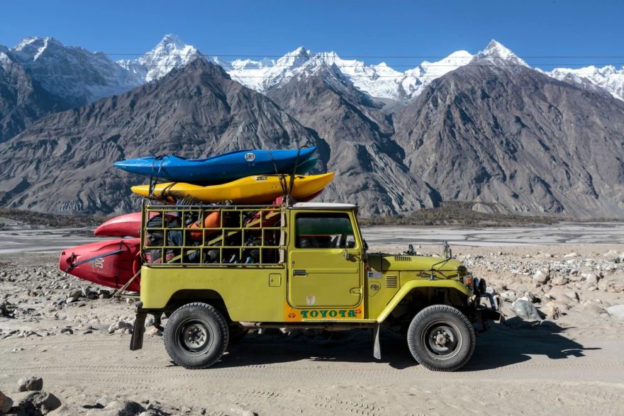 Začátek náročné cesty na řeku Braldu, kterou jsme celou absolvovali v historické Toyotě Land Cruiser.