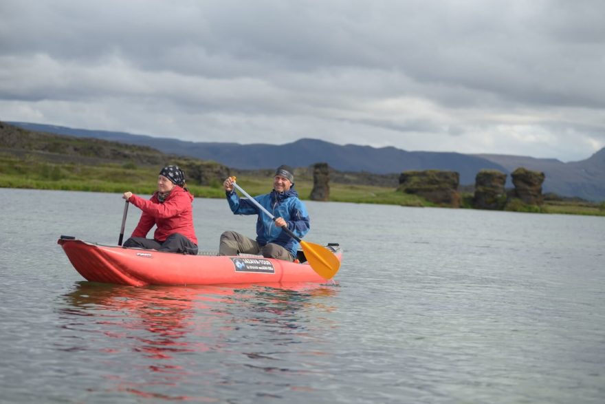 Mývatn. Jako všude na Islandu je počasí tak proměnlivé, že sluníčko v jednom okamžiku nevylučuje vzápětí prudký liják.