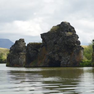 Mývatn. Tuhnutí a eroze lávy vytváří dojem zříceného stavení.