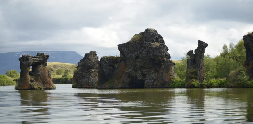 Mývatn. Tuhnutí a eroze lávy vytváří dojem zříceného stavení.