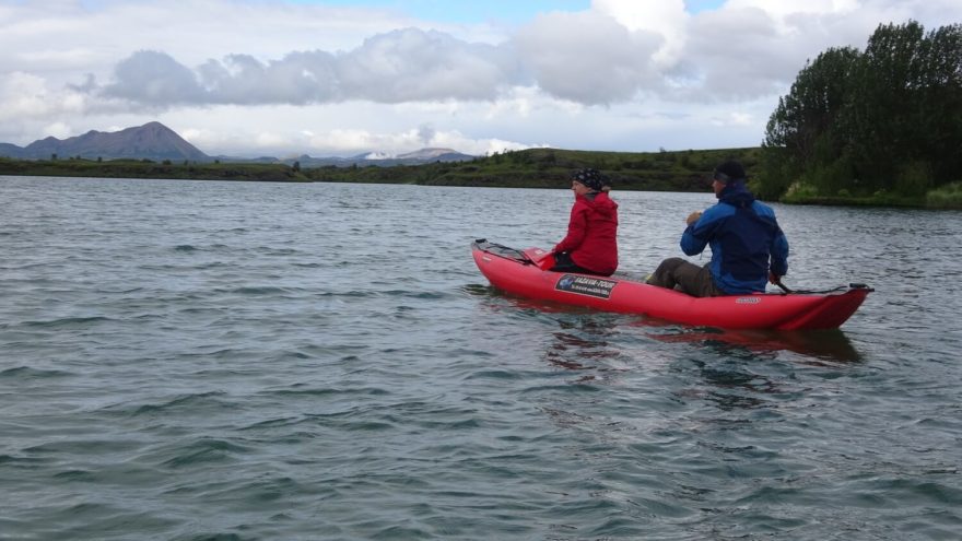 Mývatn. V pozadí kouří geotermální oblast Krafla.