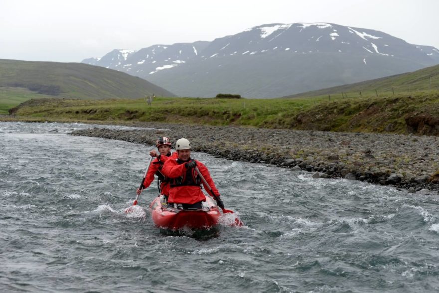 Norðurá. Typické islandské prostředí - mlha, ledovcem modelovaná krajina a sněhem pokryté hory.