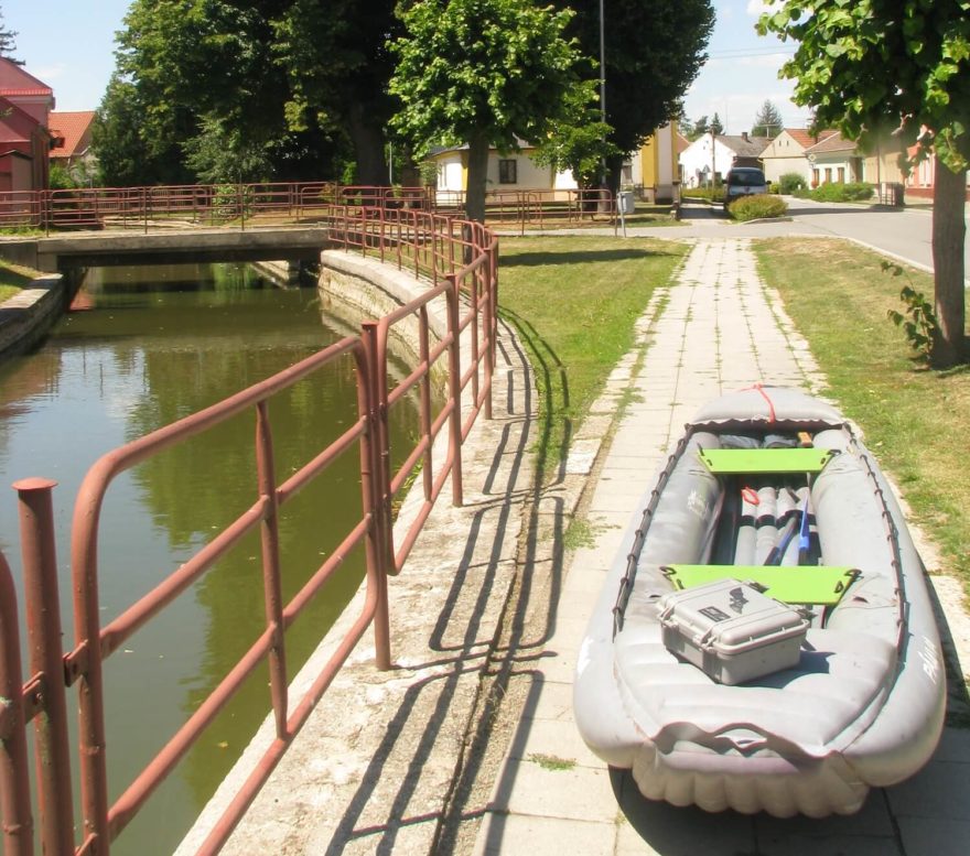 Elektrárna v Pňovicích se přenáší po souběžném chodníku (ř. km 13,3).