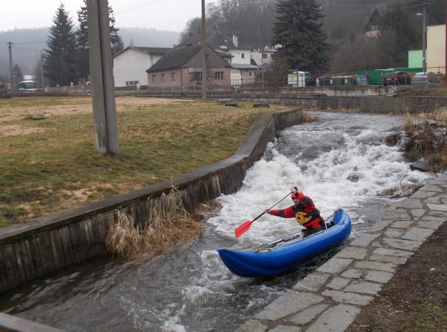 Jez u obecního úřadu Oskava (ř. km 39).