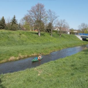 Regulované koryto za mostem Šternberské ulice v Uničově (ř. km 20,9).