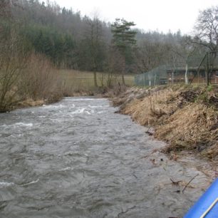 Říčka mezi kilometry 39 až 37 protéká okrajem obce Oskava.