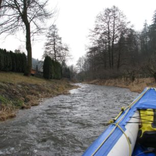 Říčka mezi kilometry 39 až 37 protéká okrajem obce Oskava.