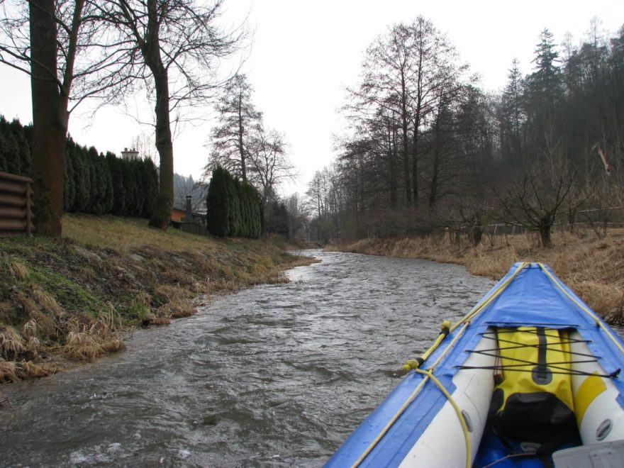 Říčka mezi kilometry 39 až 37 protéká okrajem obce Oskava.