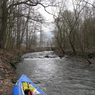 Za silničním mostem u Mostkova pod Oskavou. U mostu se nachází vodočet (ř. km 36,7).