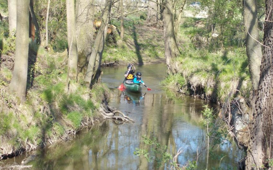 Začátek meandru za silničním mostem u firmy Tekra Nová Dědina (ř. km 25,1).