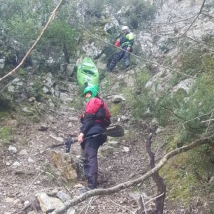 Obtížné spouštění lodí po přenášce kaňonu pod Raketou na horním Fiume Orbu.