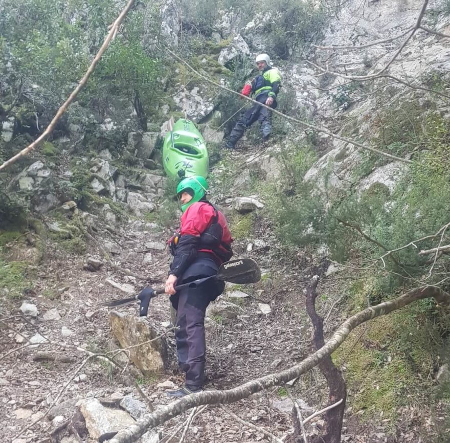 Obtížné spouštění lodí po přenášce kaňonu pod Raketou na horním Fiume Orbu.