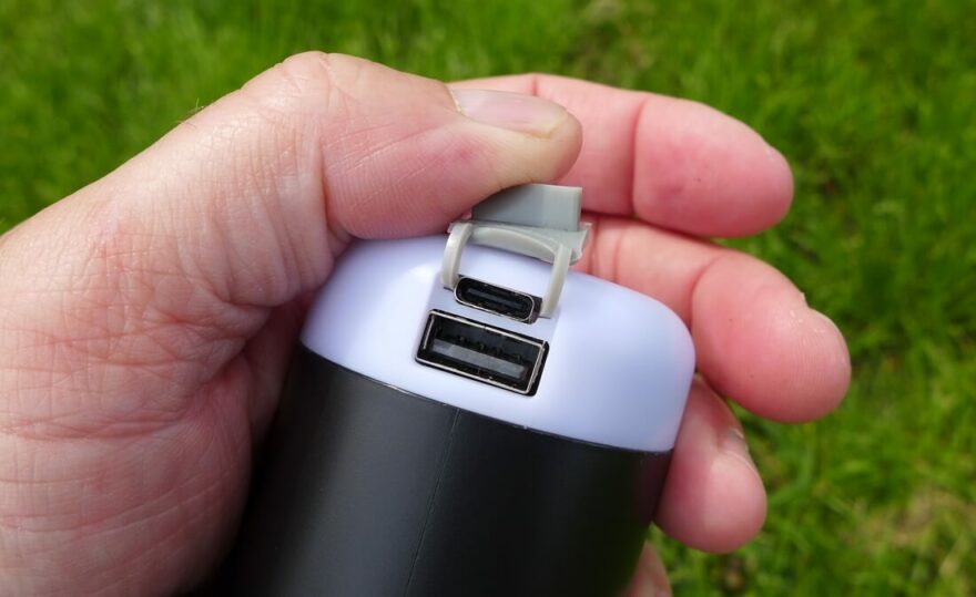 Konektory pro nabíjení (USB-C) a funkci powerbanky (USB) jsou kryté měkkou gumou.