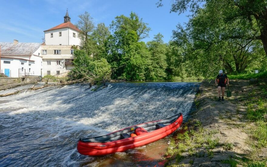 Stažení lodi po jezu pomocí lana, takzvané koníčkování, patří mezi základní vodácké dovednosti. / F: Jan Hocek